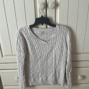 this sweater is so cute it has 0 stains and 0 snags.